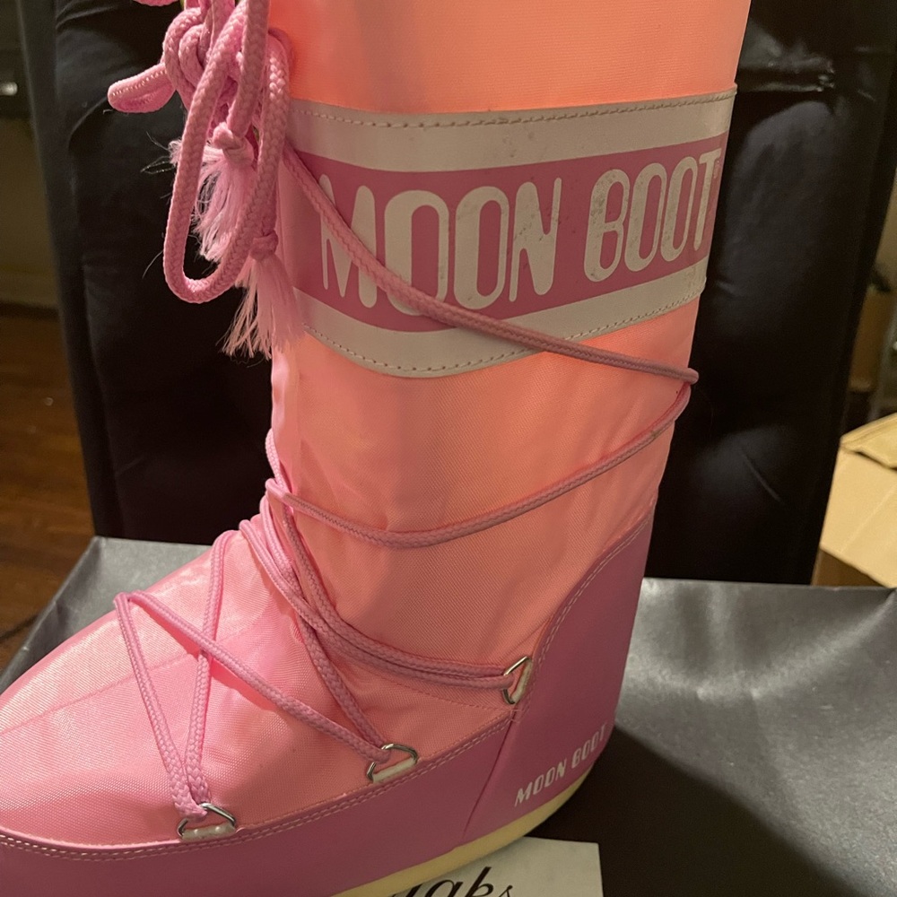 Moon Boot 🌙 🩷 - Picture 3 of 5